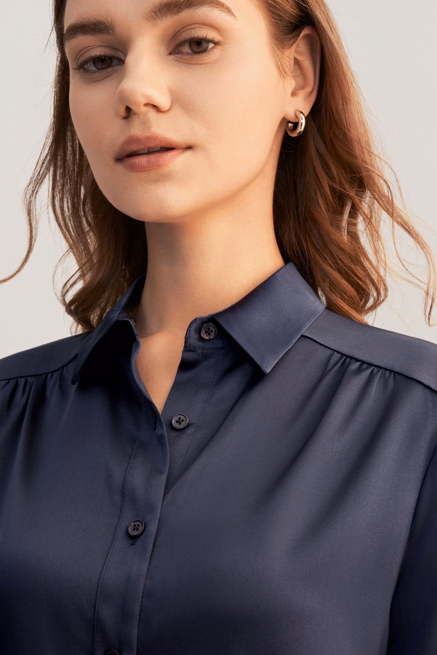 Blusa in seta con maniche lunghe e colletto