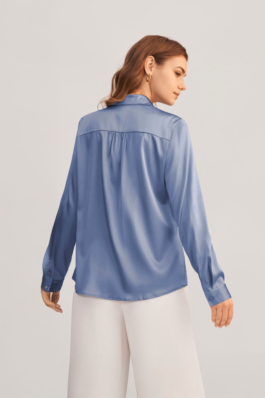 Blusa in seta con maniche lunghe e colletto