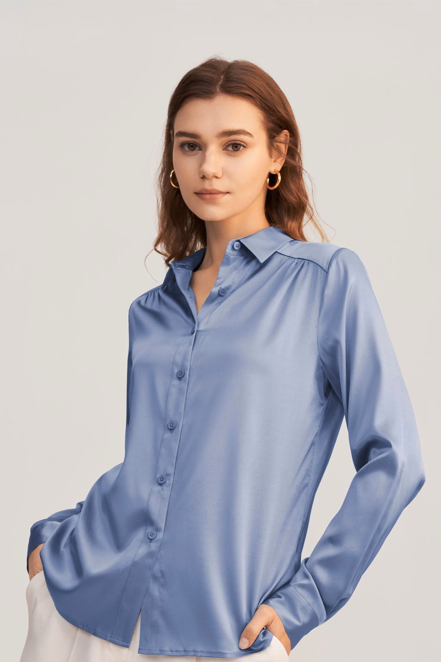 Blusa in seta con maniche lunghe e colletto
