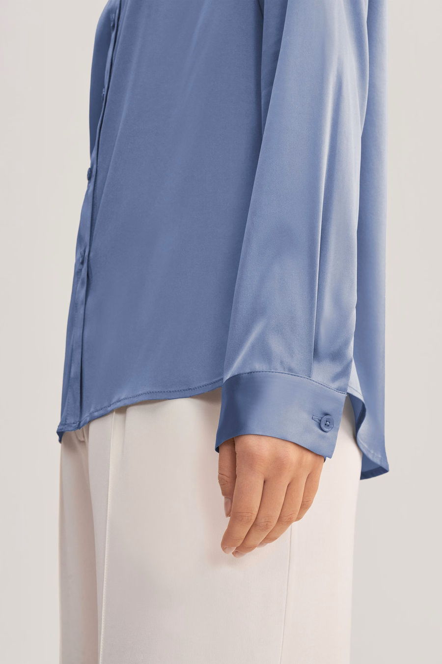 Blusa in seta con maniche lunghe e colletto