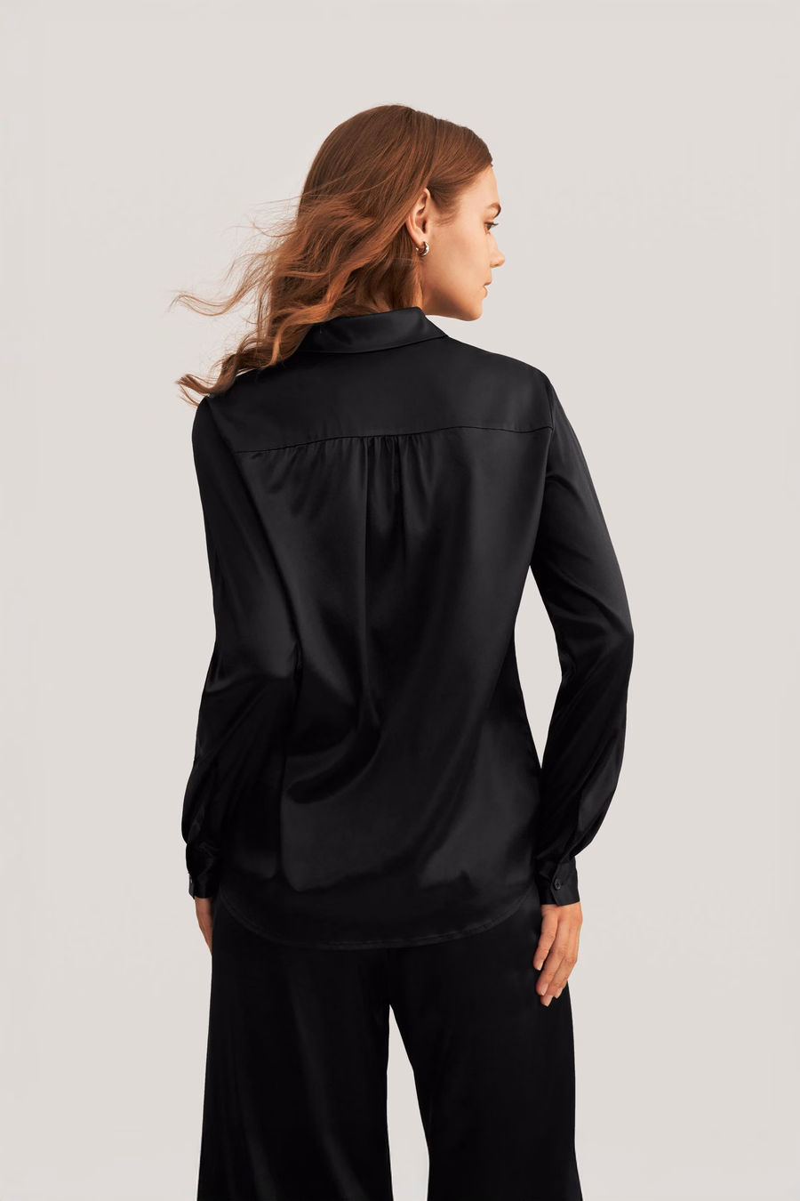 Blusa in seta con maniche lunghe e colletto