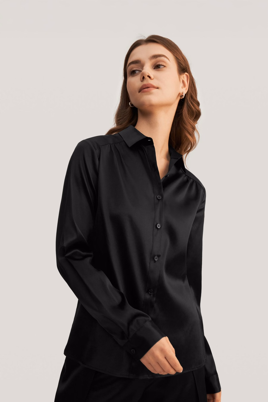 Blusa in seta con maniche lunghe e colletto