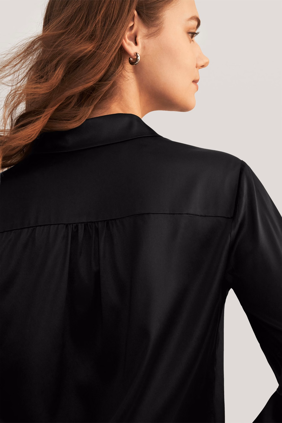Blusa in seta con maniche lunghe e colletto