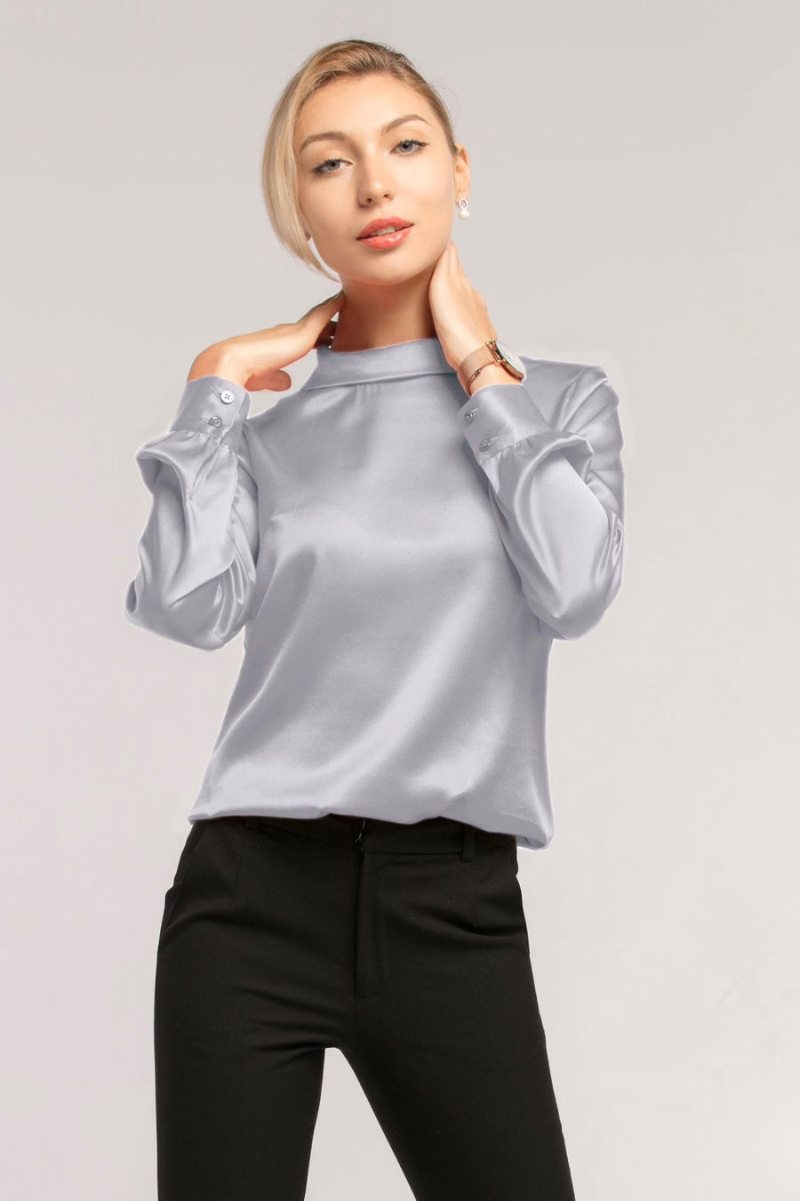 Blusa di seta a maniche lunghe con colletto alto