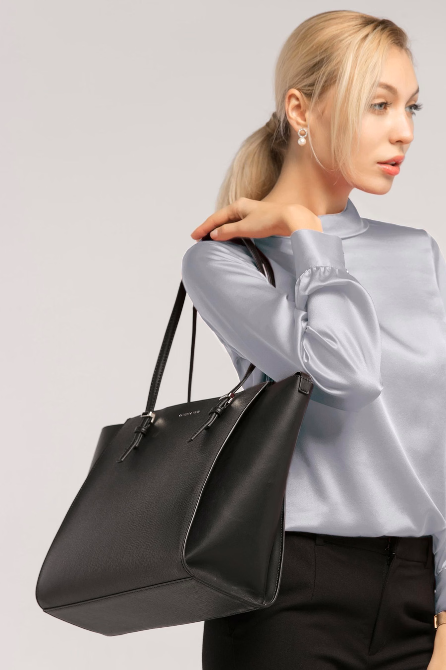 Blusa di seta a maniche lunghe con colletto alto