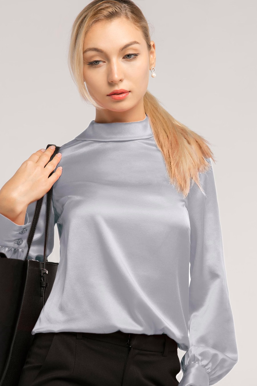 Blusa di seta a maniche lunghe con colletto alto