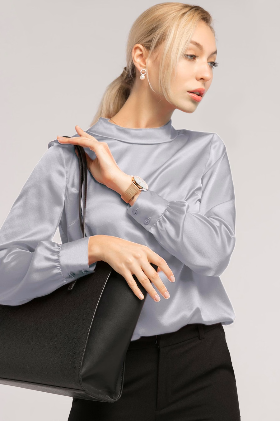 Blusa di seta a maniche lunghe con colletto alto