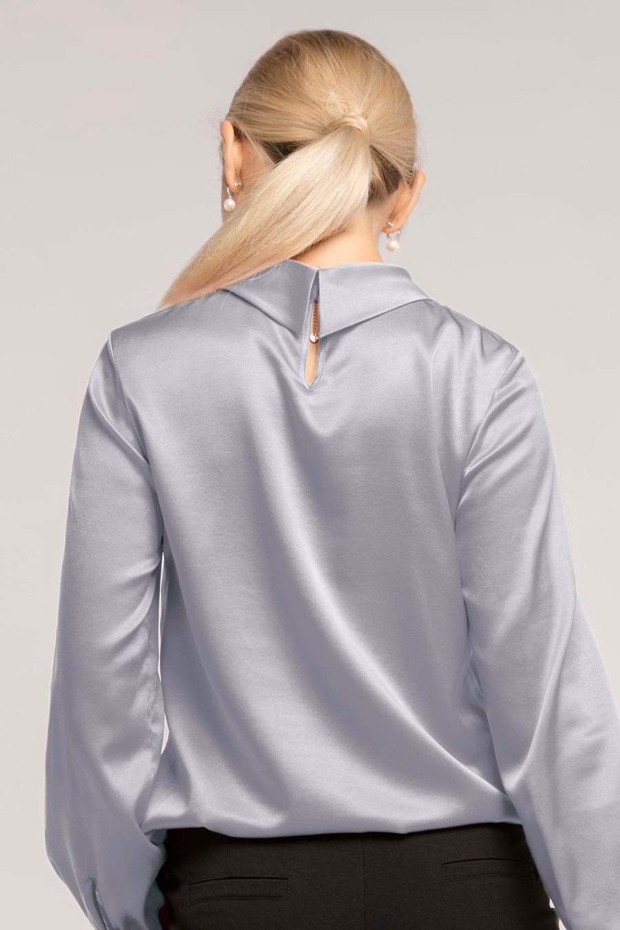 Blusa di seta a maniche lunghe con colletto alto