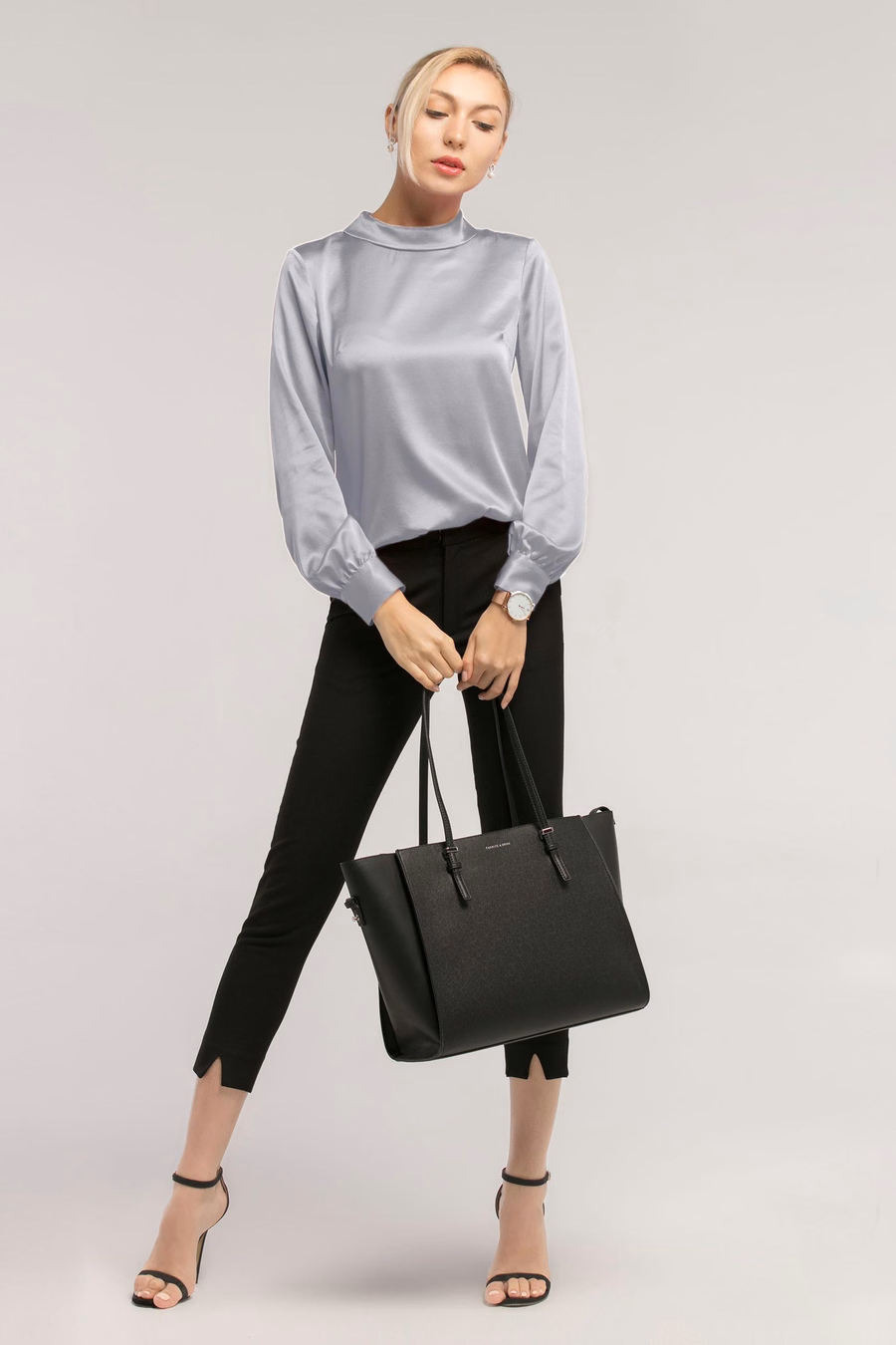 Blusa di seta a maniche lunghe con colletto alto
