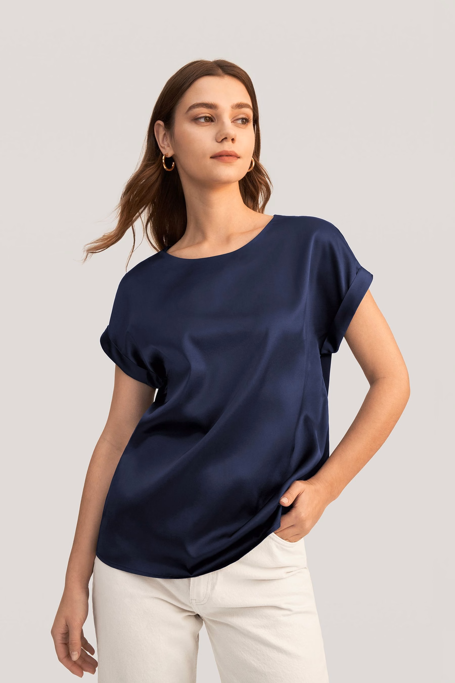 T-shirt in Seta con Maniche Corte e Collo Rotondo