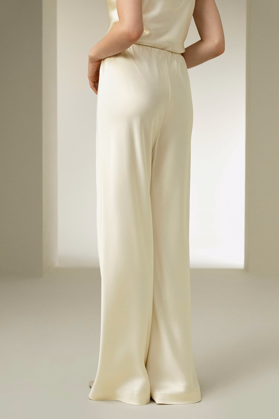 Pantaloni di seta tagliati in sbieco