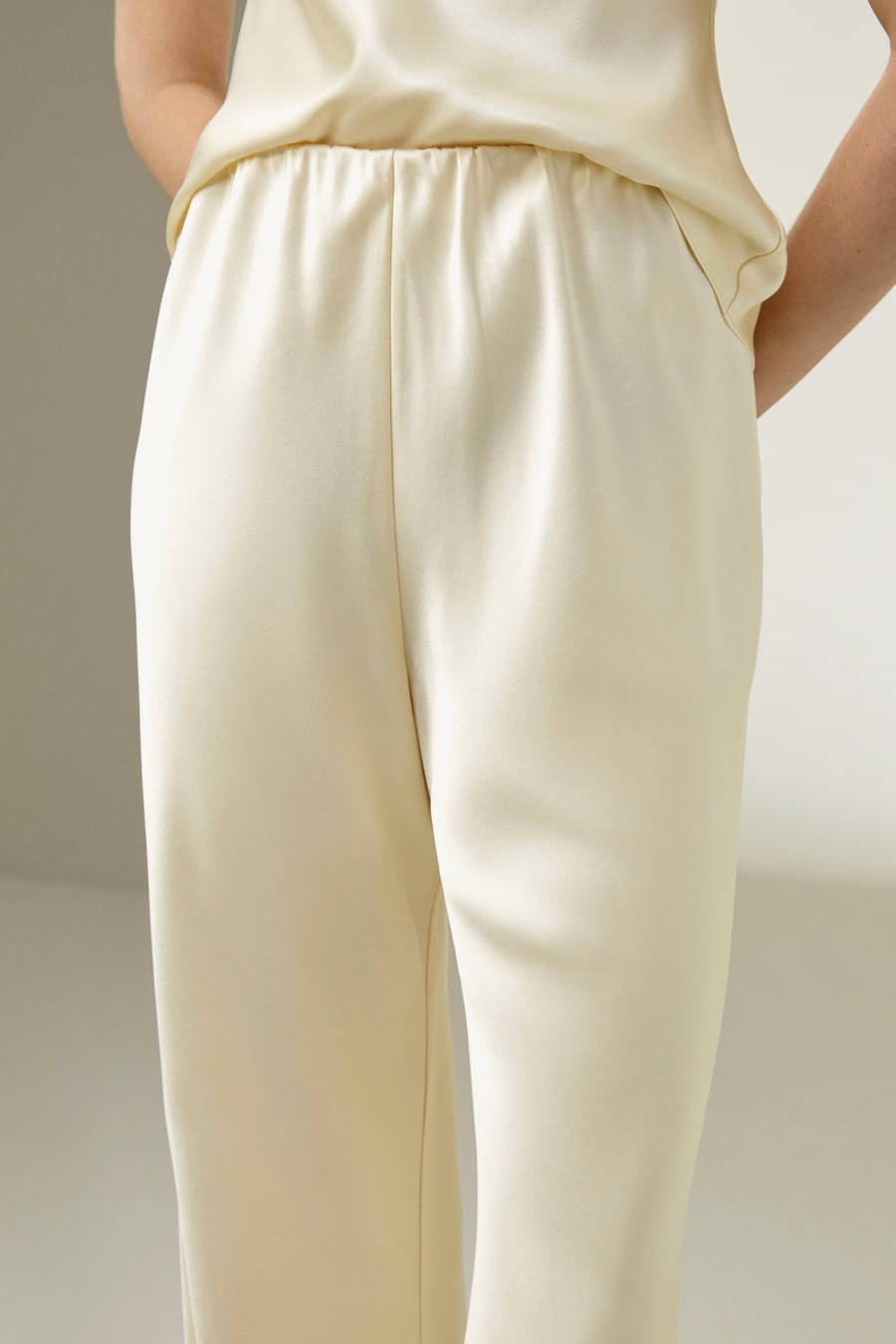 Pantaloni di seta tagliati in sbieco