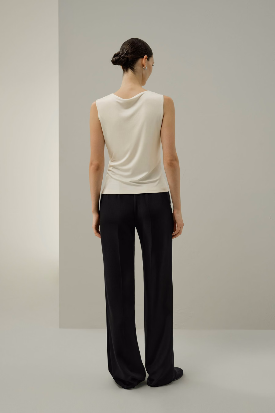 Top senza maniche con collo a cowl in Seta Jersey