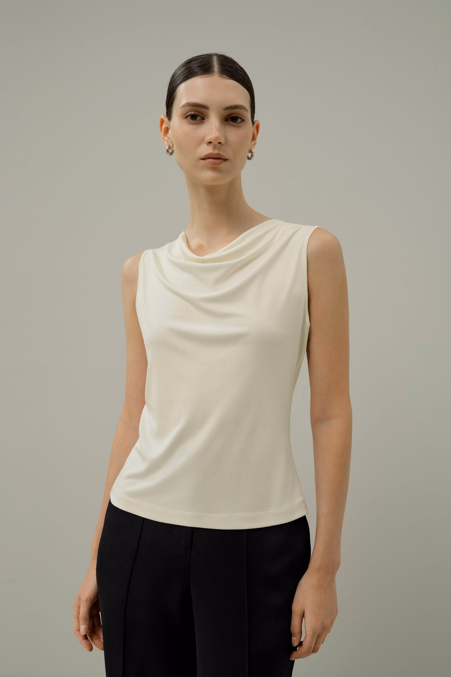 Top senza maniche con collo a cowl in Seta Jersey