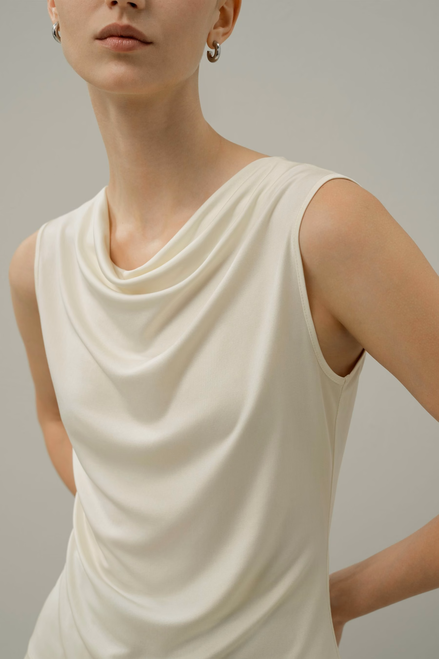 Top senza maniche con collo a cowl in Seta Jersey