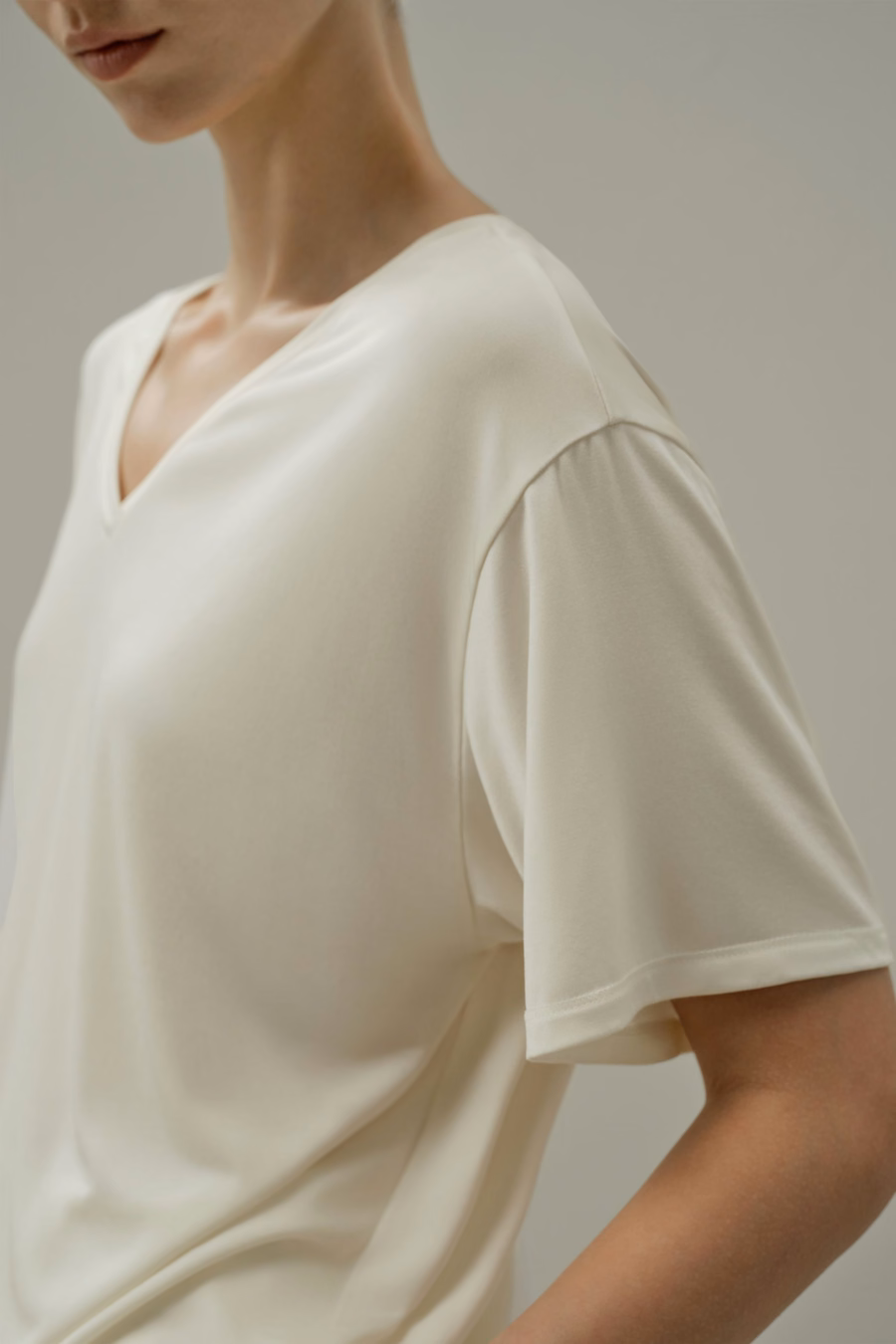 Maglietta Basic a V in Jersey di Seta Breeze