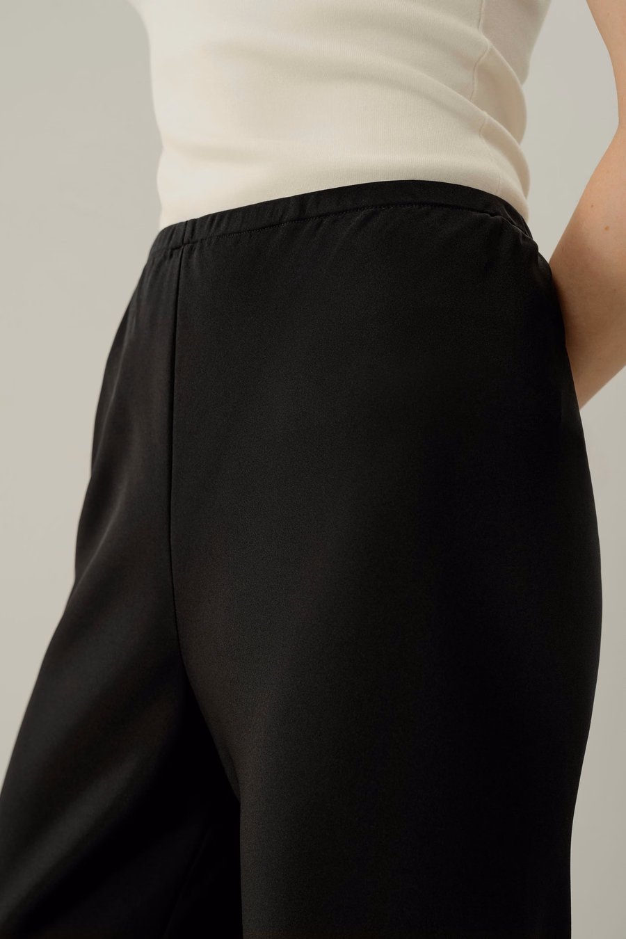Pantaloni in seta a gamba dritta tagliati in sbieco