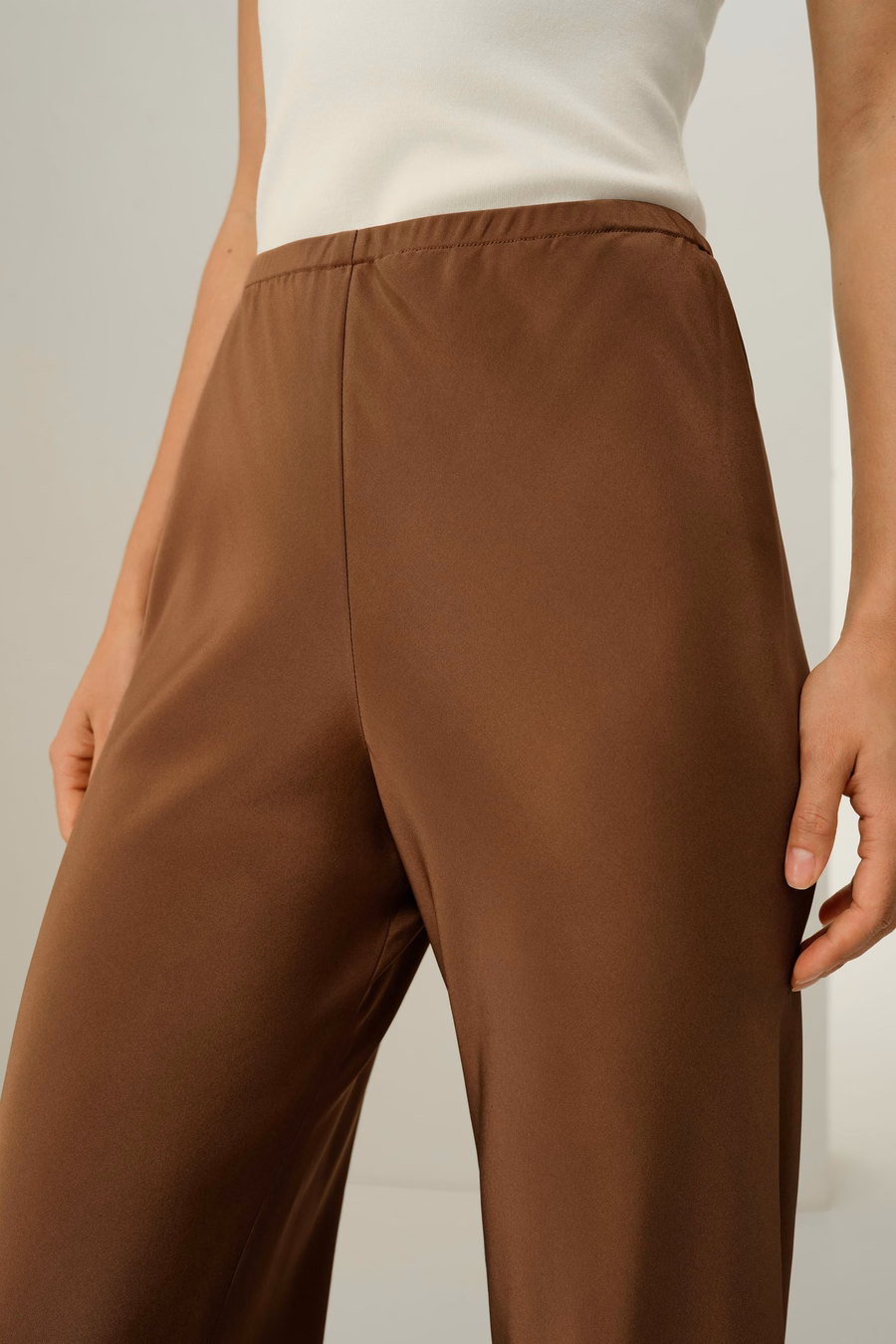Pantaloni in seta a gamba dritta tagliati in sbieco