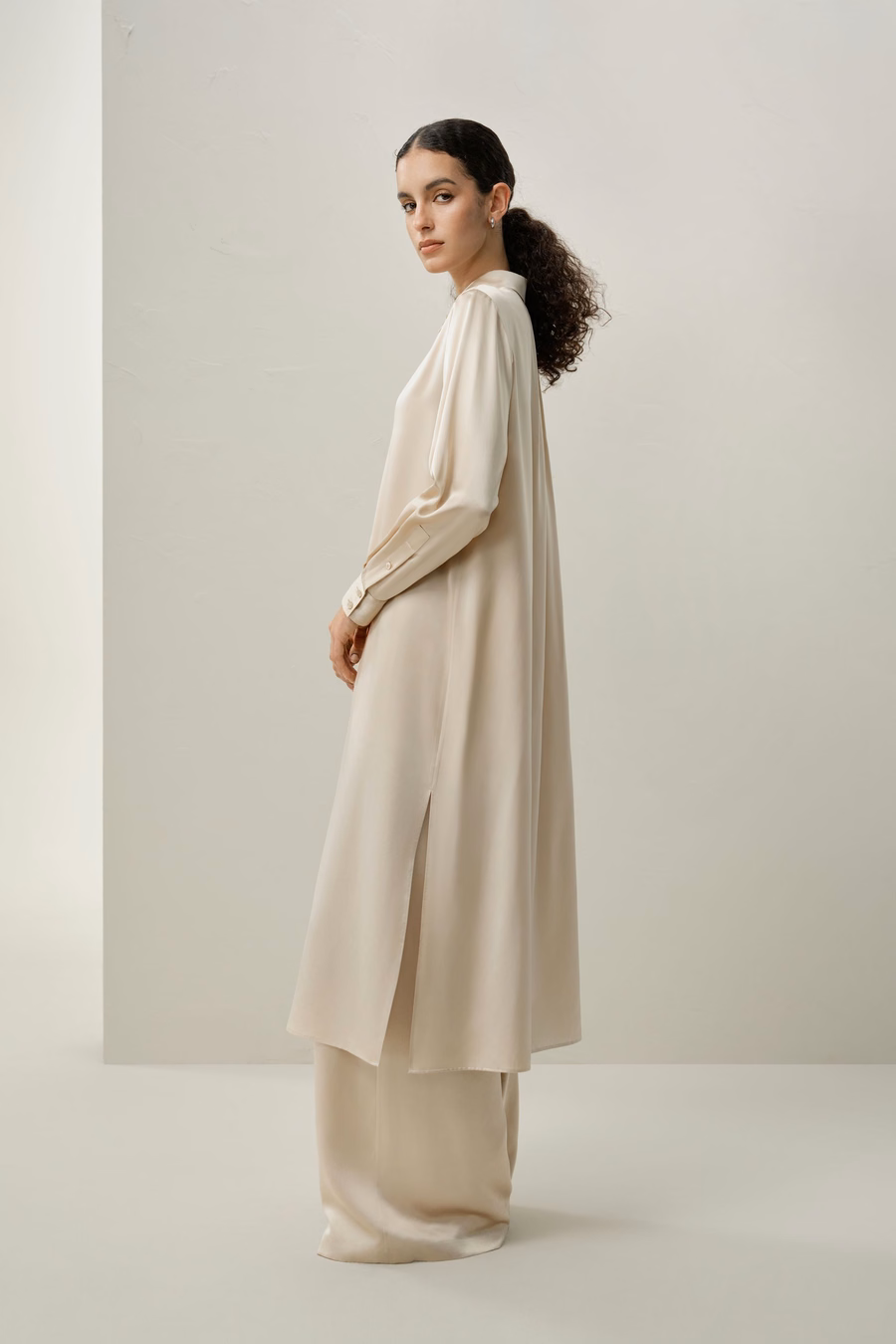 Pantaloni in seta charmeuse a gamba larga