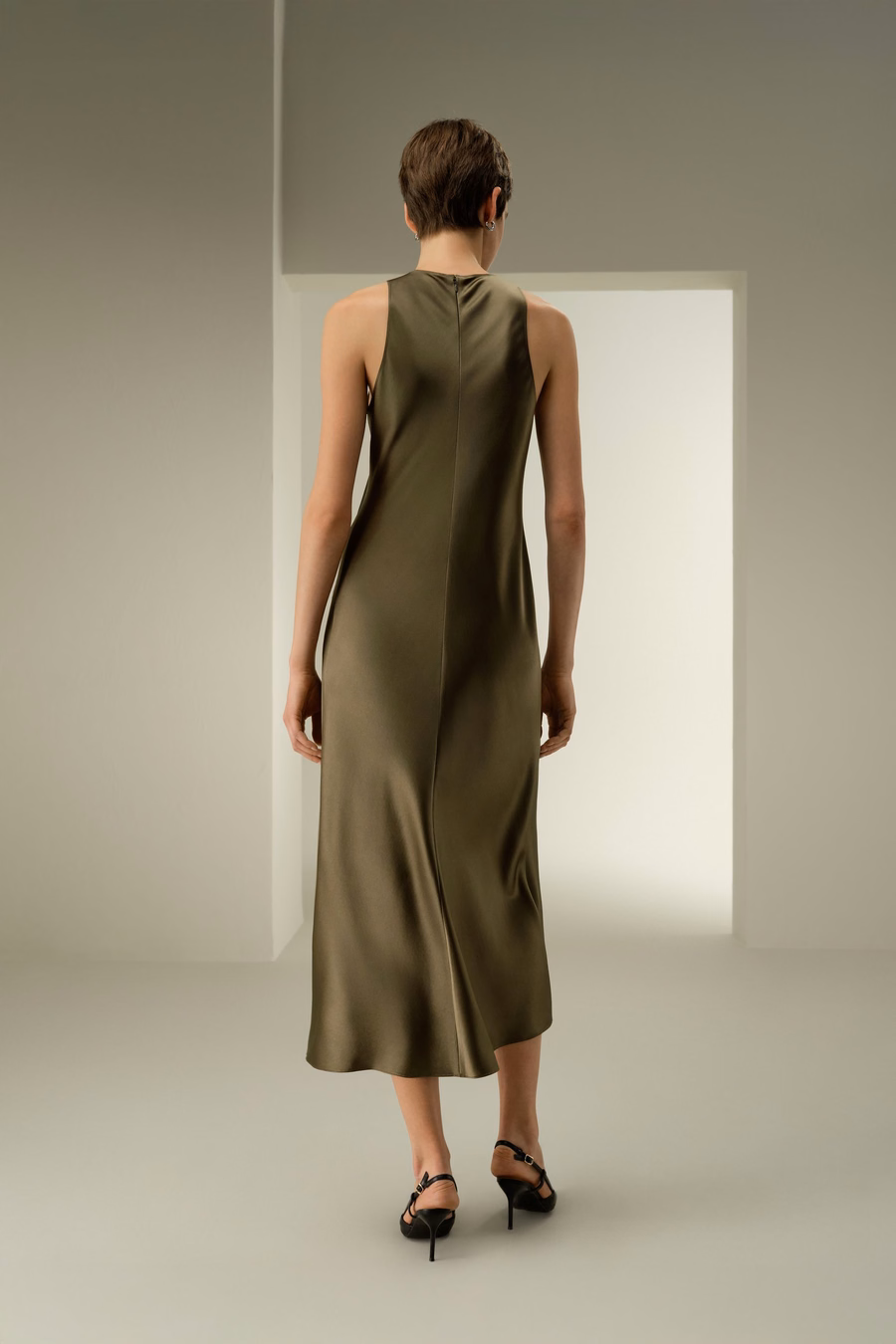 Abito lungo in seta senza maniche e dal design elegante