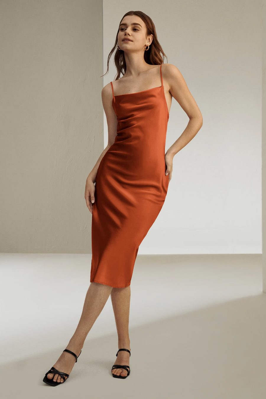 Abito in seta con collo a cowl elegante e seducente