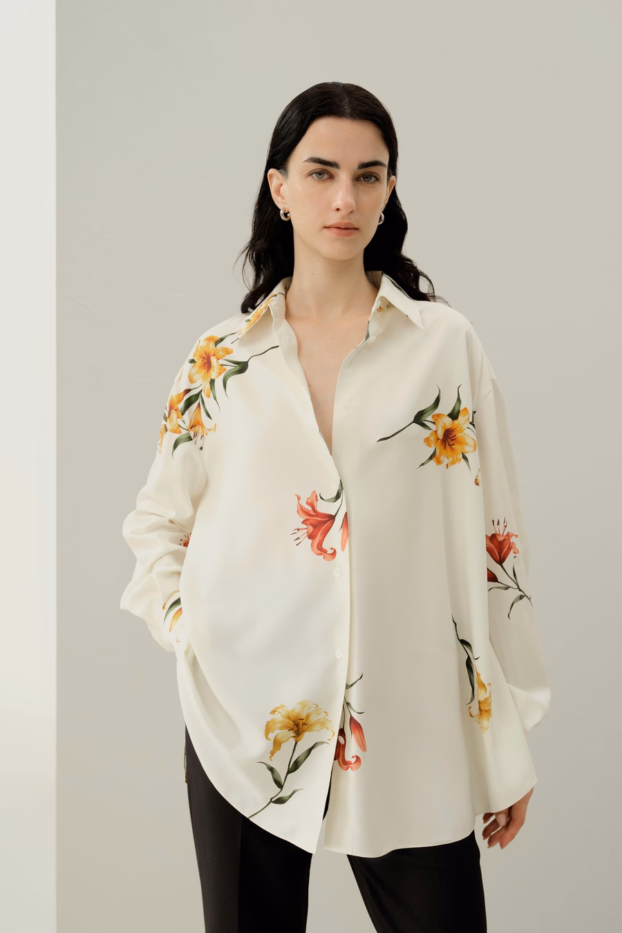 Camicia oversize in seta con stampa a gigli