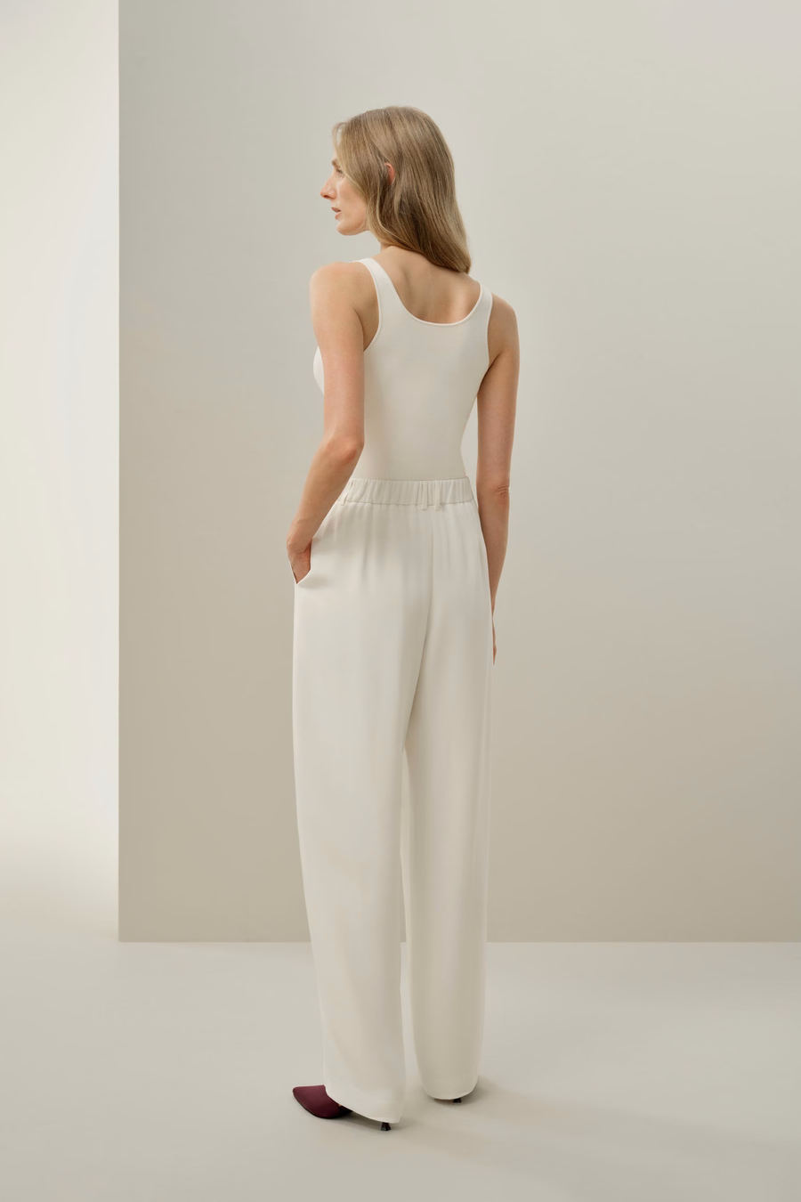 Pantaloni in crêpe di seta con cucitura curva