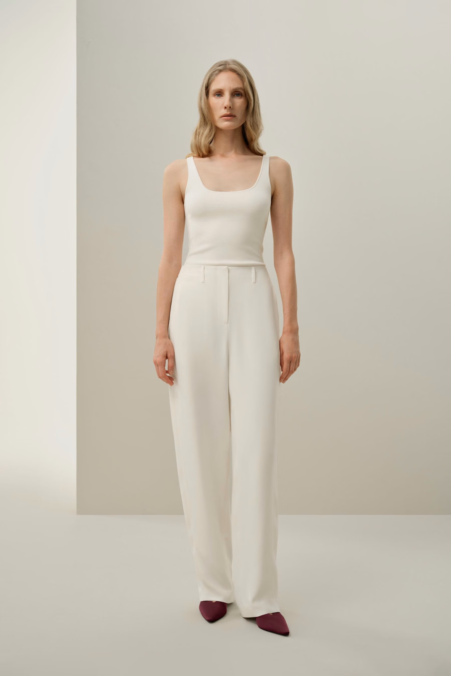 Pantaloni in crêpe di seta con cucitura curva