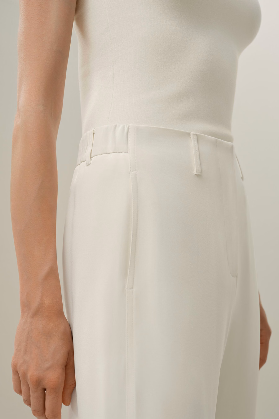 Pantaloni in crêpe di seta con cucitura curva