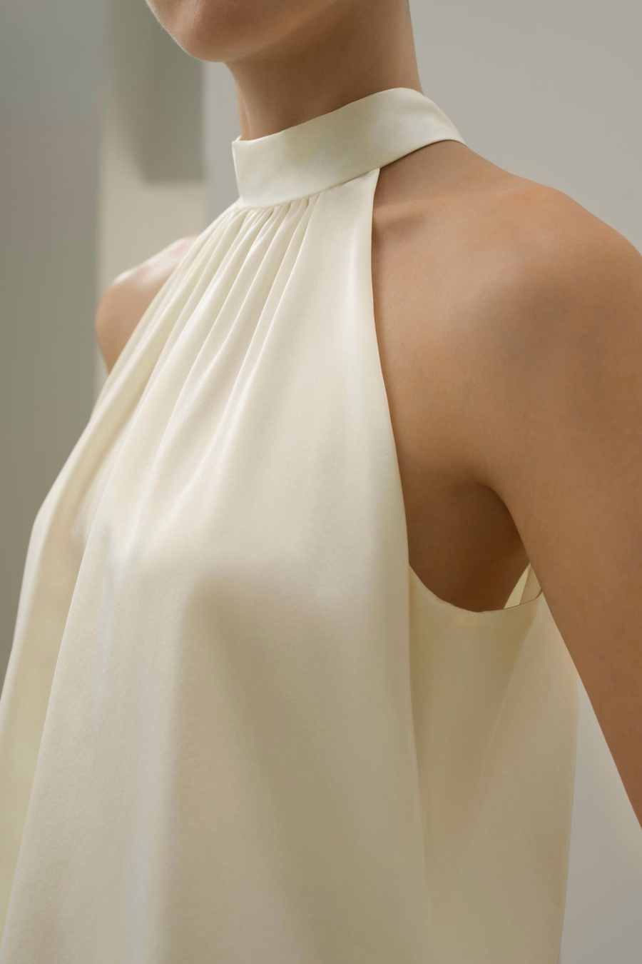 Top halter minimalista in seta