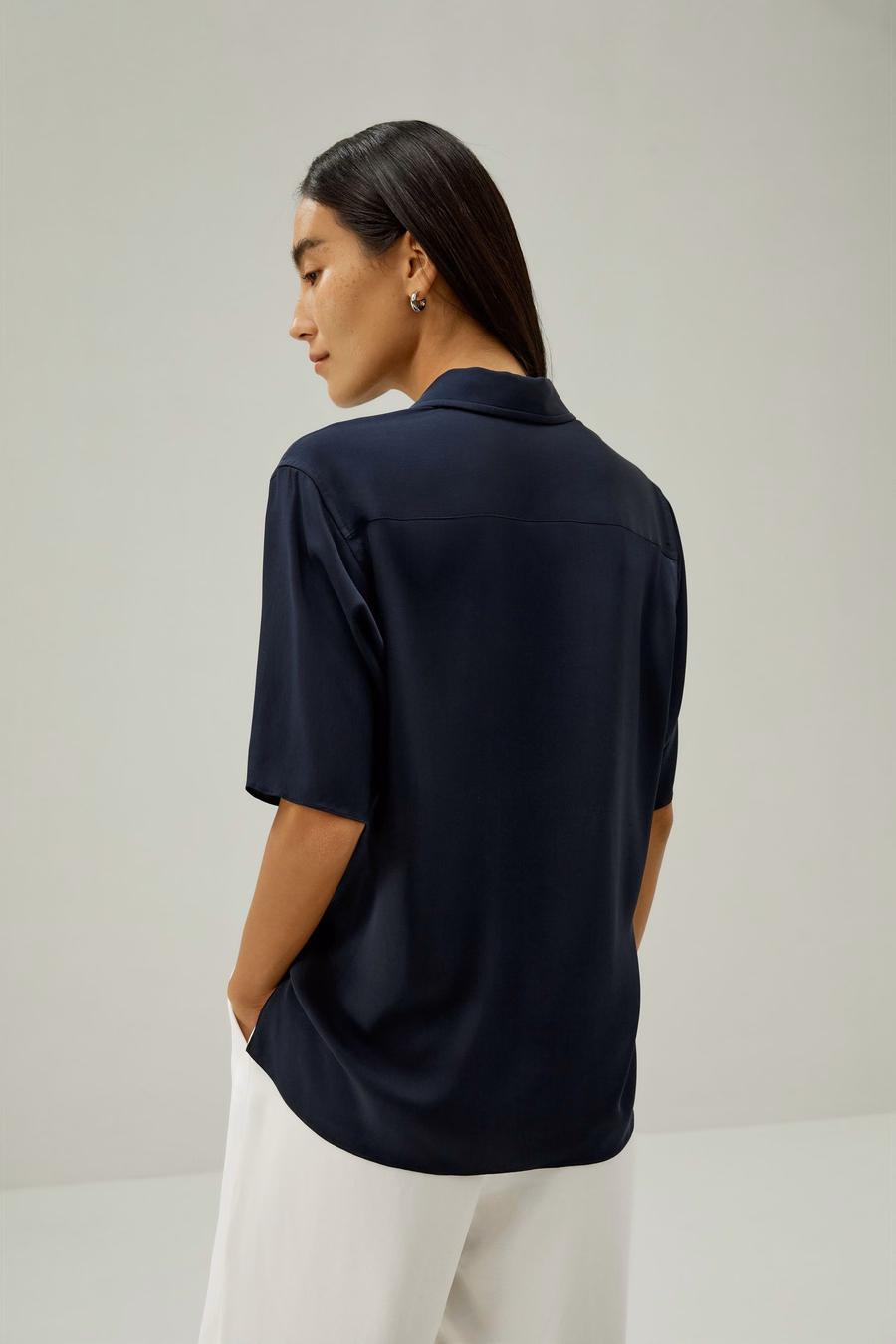 Camicia a maniche corte con bottoni a mezza placca