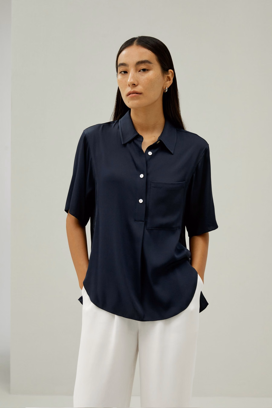 Camicia a maniche corte con bottoni a mezza placca
