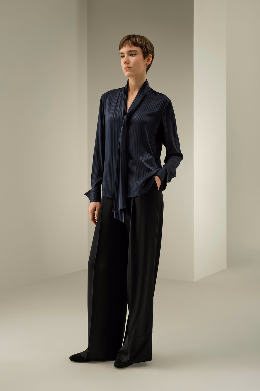 Blusa di seta con nastro staccabile