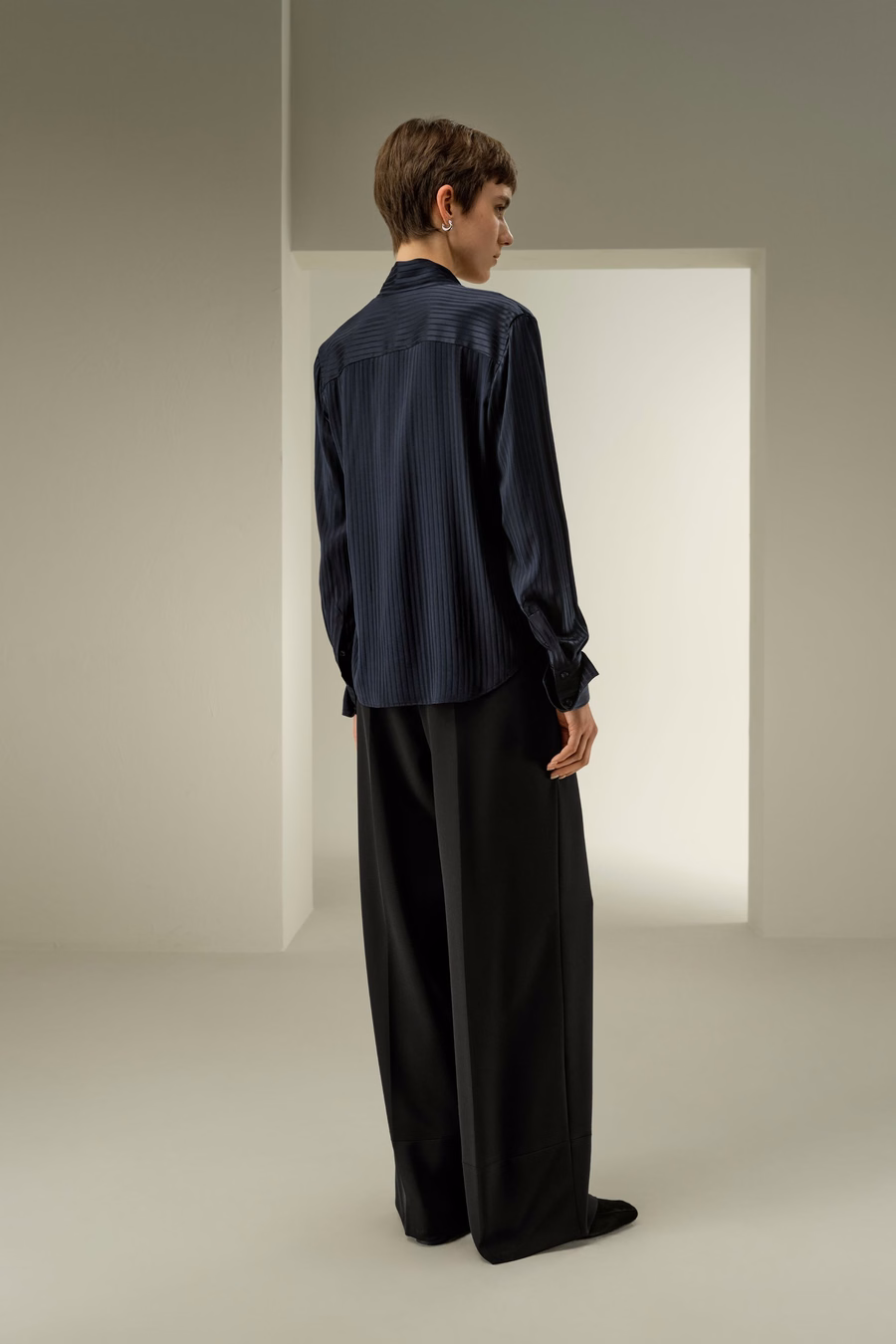 Blusa di seta con nastro staccabile