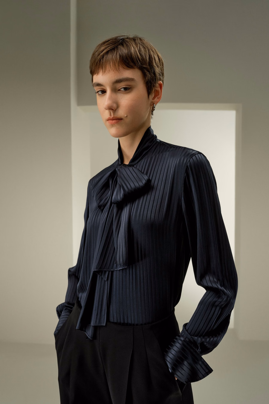 Blusa di seta con nastro staccabile
