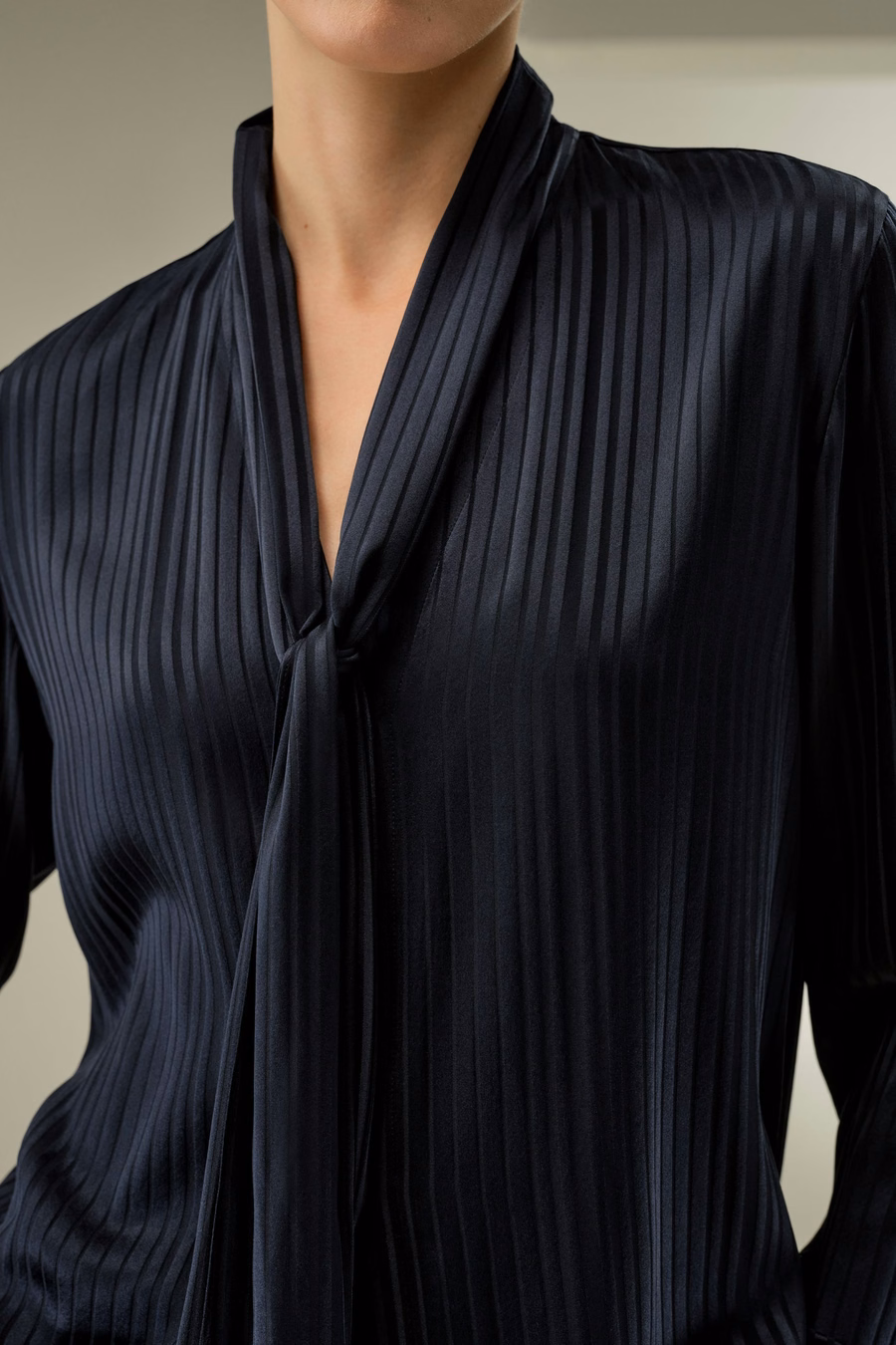 Blusa di seta con nastro staccabile