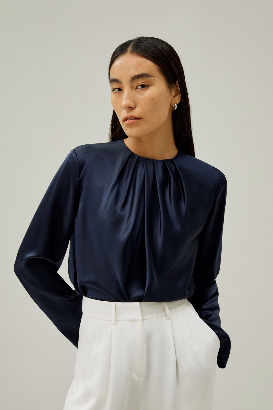 Top in seta con scollo arricciato