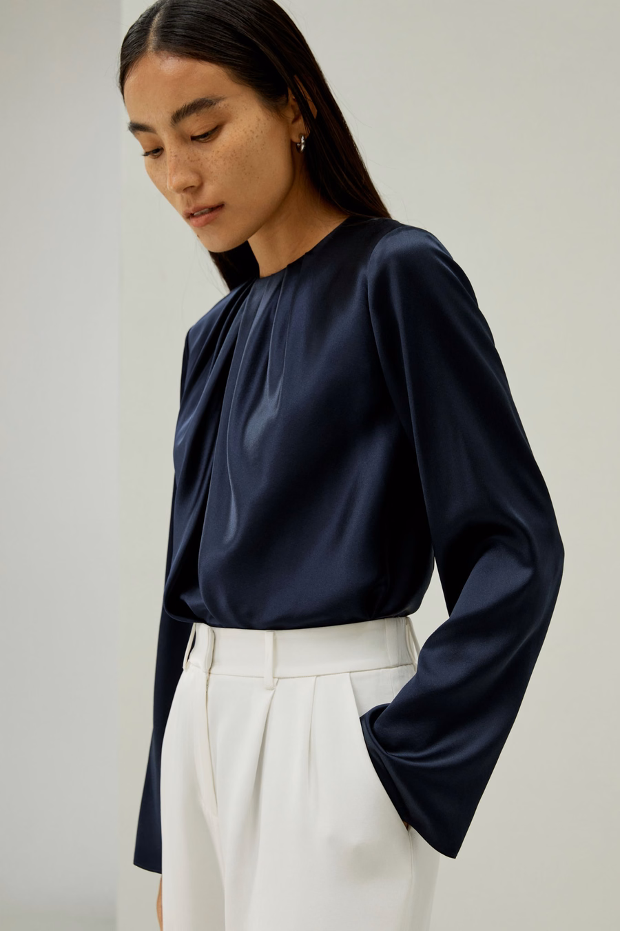 Top in seta con scollo arricciato