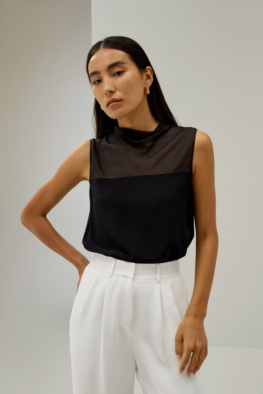 Top in Seta senza Maniche con Collo Mezza Alta a Cowl