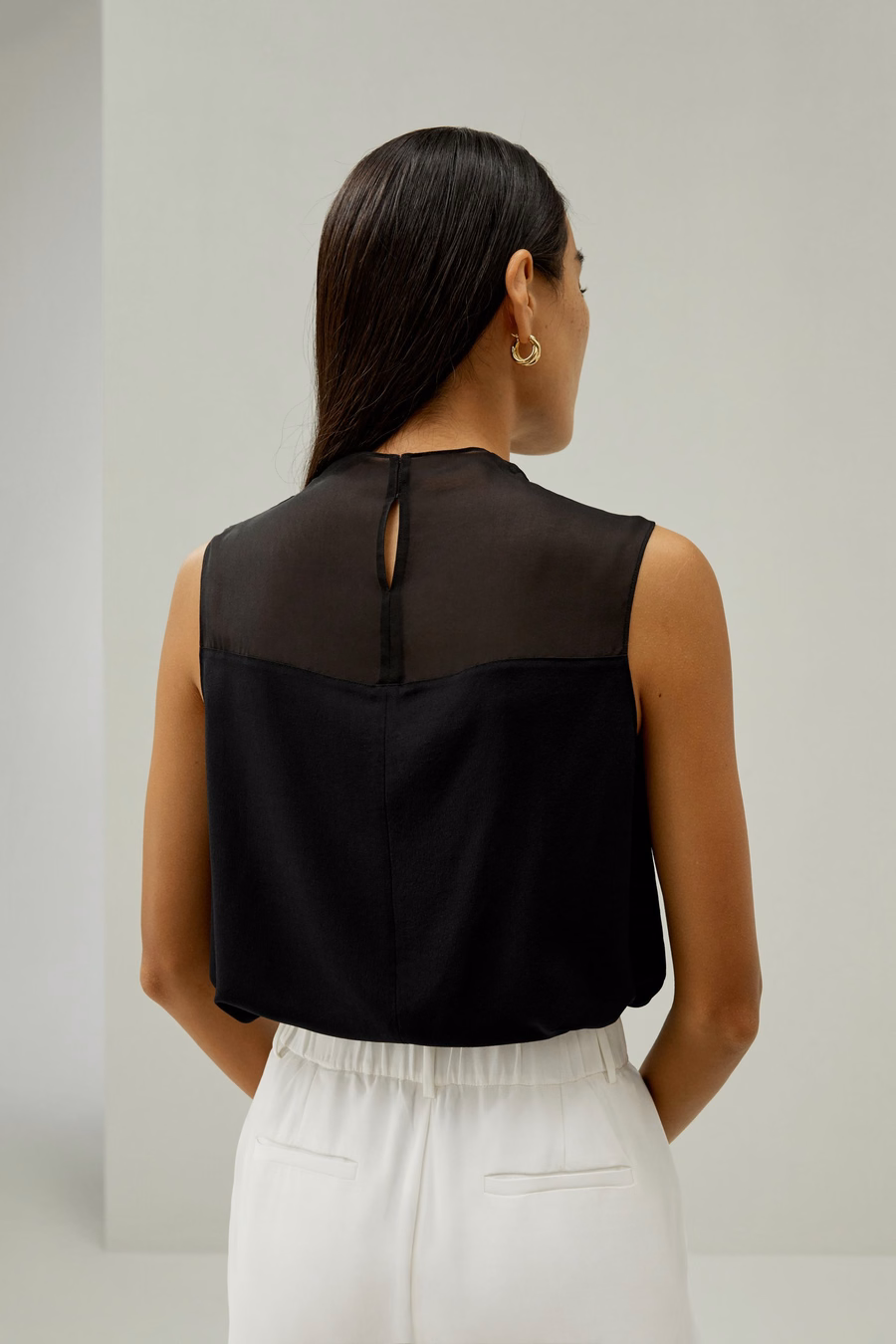 Top in Seta senza Maniche con Collo Mezza Alta a Cowl