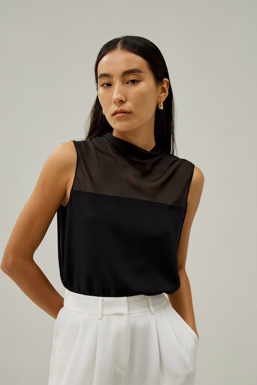 Top in Seta senza Maniche con Collo Mezza Alta a Cowl