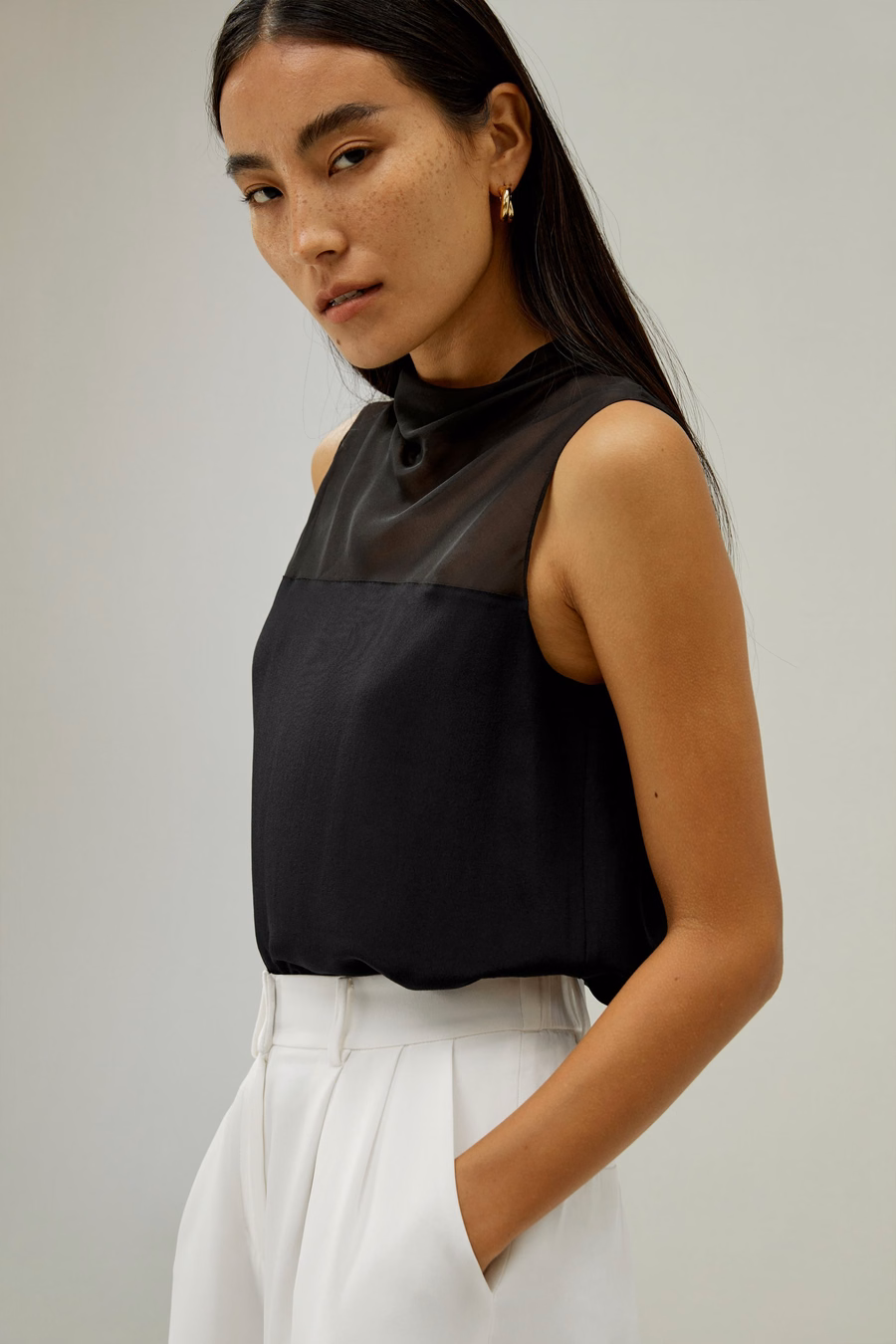 Top in Seta senza Maniche con Collo Mezza Alta a Cowl