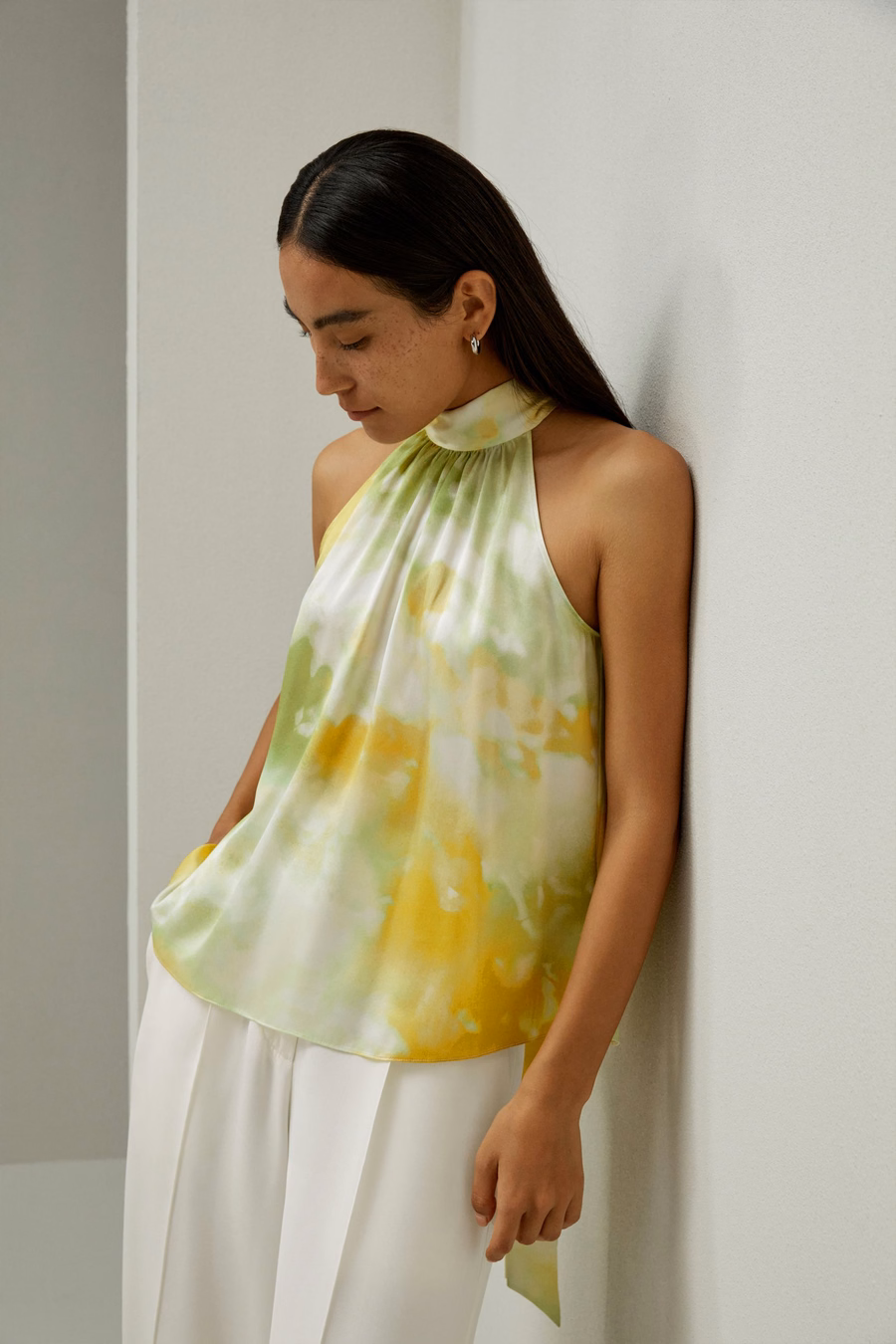 Top con collo halter in seta stampata