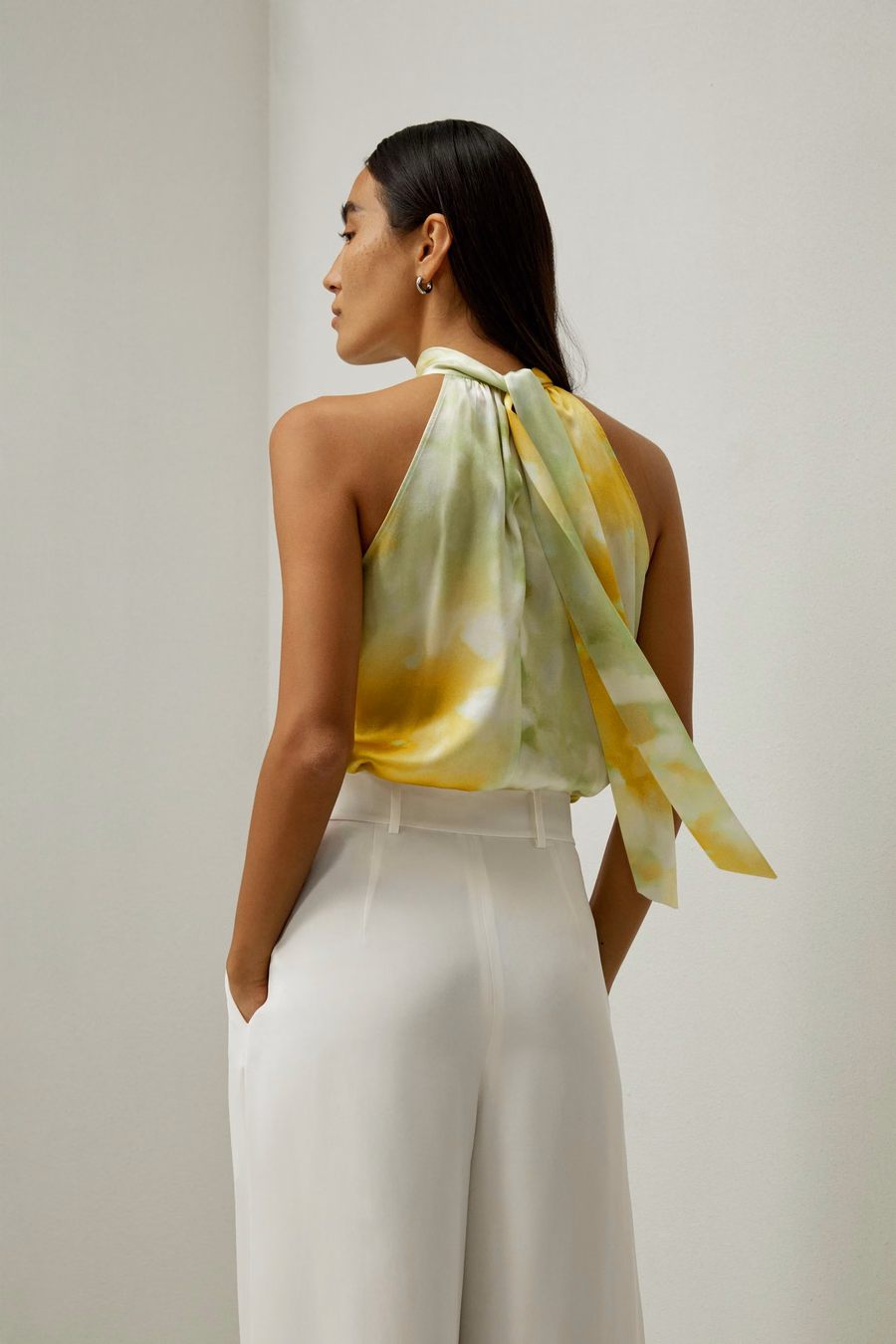 Top con collo halter in seta stampata