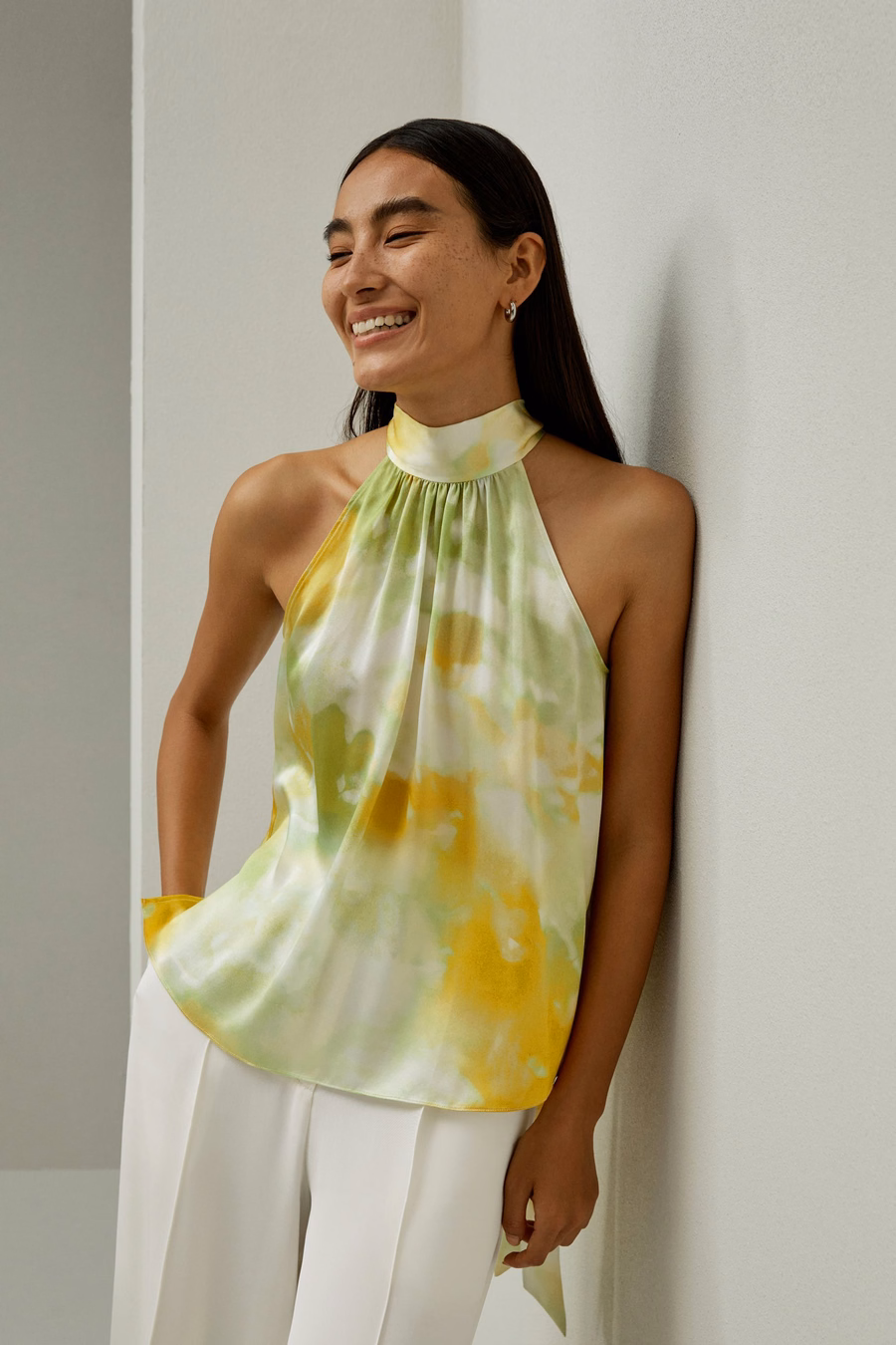 Top con collo halter in seta stampata