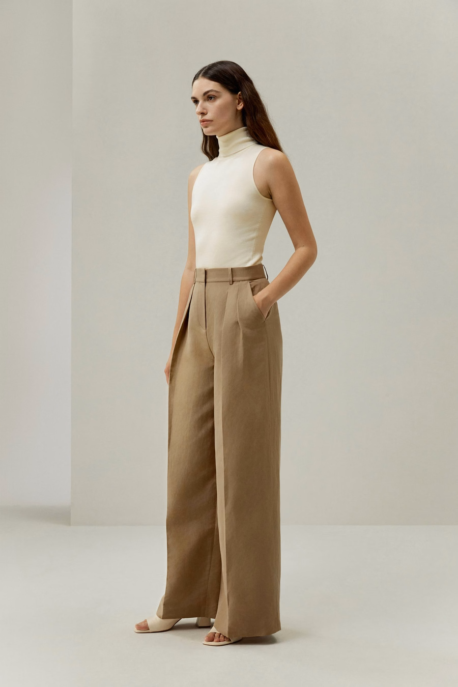 Pantaloni in misto seta e lino con pieghe frontali