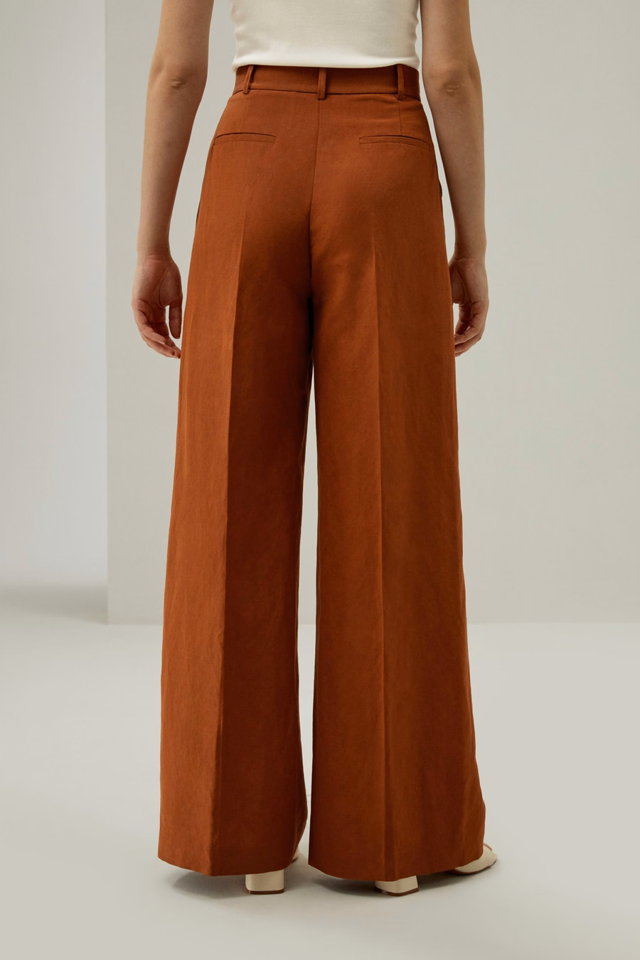Pantaloni in misto seta e lino con pieghe frontali