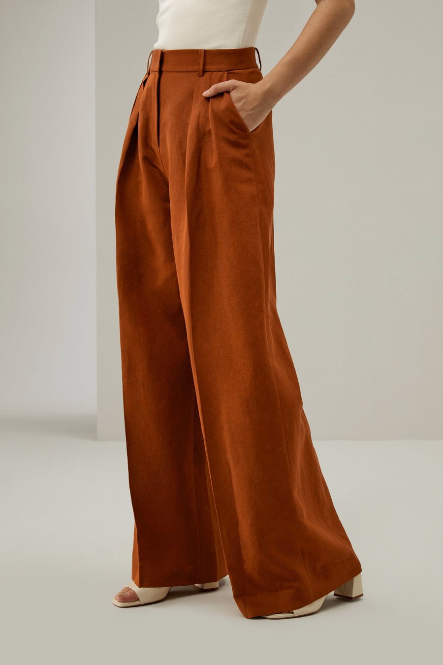 Pantaloni in misto seta e lino con pieghe frontali