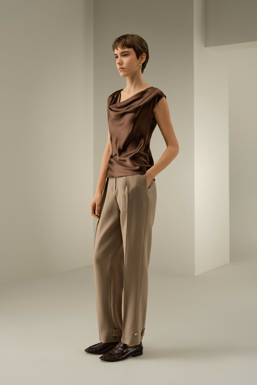 Top Slim Fit senza Maniche con Collo a Cowl