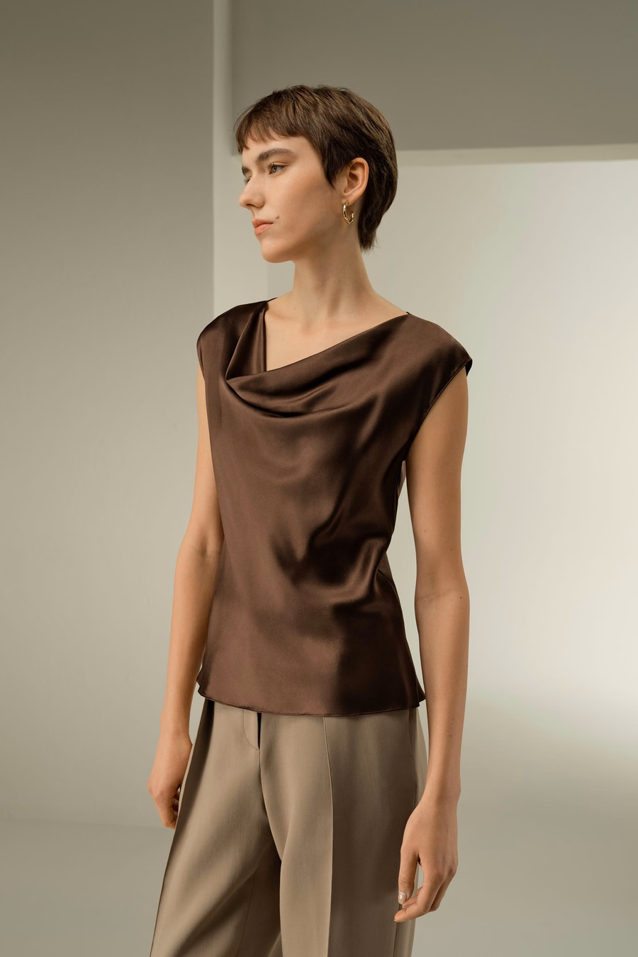 Top Slim Fit senza Maniche con Collo a Cowl